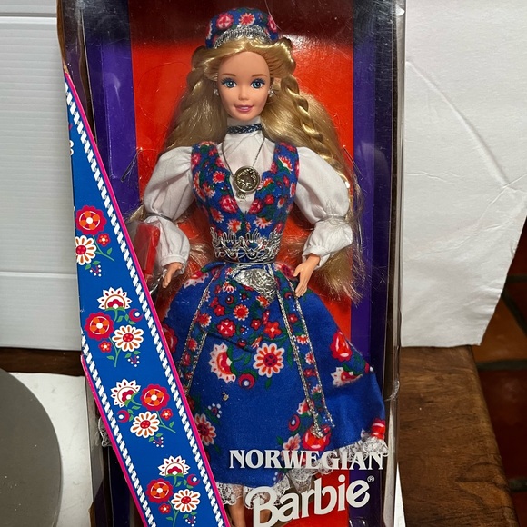 Vintage Norwegian Barbie - Picture 5 of 5